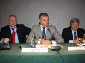 El president del Círculo Ecuestre, Borja García-Nieto, flanquejat pels economistes Ángel de la Fuente i Guillem López Casasnovas que han protagonitzart el cara a cara en un col•loqui organitzat pel Círculo Ecuestre