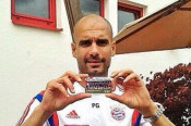 Guardiola amb el carnet del Rayo Vallecano femení 
