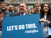 El primer ministre escocès, Alex Salmond, amb la cantautora Amy McDonald, el cantant de Franz Ferdinand Alex Kapranos i el de Frightened Rabbit, Scott Hutchison. Els artistes i el líder escocès sostenen un cartell on es pot llegir 'Fem-ho. Votem sí'
