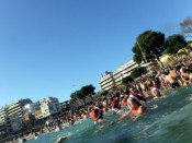 Primer bany de l'any a Sant Feliu de Guixols
