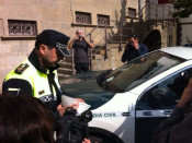L'agent posant la multa al cotxe de la Guàrdia Civil © Guido Cengiarotti (@GuidoCengia)