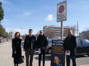 Els portaveus de CiU, ERC i la CUP al davant d'un cartell escrit en català i castellà a l'aparcament del Barris Nord de Lleida, el 23 de febrer de 2016.