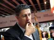 El líder del PPC, Xavier García Albiol, deglutint pernil durant la seva visita a Alimentària