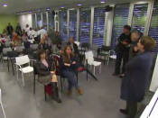Els representants de les associacions de veïns (samarreta blanca) deixen plantada Colau
