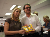 Mas i Munté mostren un paquet d'M&M per bromejar sobre fer tàndem a la presidència amb les incials dels seus cognoms