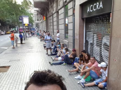 Un lector de directe!cat es fa un Selfie amb la cua a darrere a l'oficina al Carrer Trafalgar