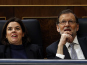 El president del govern espanyol en funcions, Mariano Rajoy, juntament amb la vicepresidenta Soraya Sáenz de Santamaría des des seus escons en el debat d'investidura