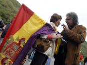 Tardà a l’ofrena floral de la fosa Fortuna a Mieres on durant la guerra civil i els primers anys de la dictadura van ser llençats els cossso d'entre 300 i 400 persones.