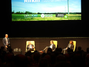 Jeremy Rifkin, el segon per l'esquerra de la imatge, en un acte conduït per Tomàs Molina