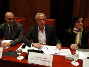 Els directors de Catalunya Ràdio, Saül Gordillo, i TV3, Jaume Peral, amb la presidenta en funcions del Consell de Govern de la CCCMA, Núria Llorach
