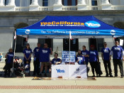 Paradeta de Yes California davant el capitoli de Sacramento