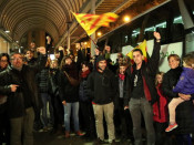 35 persones pujant a un bus a Vic per anar a Madrid per donar suport al regidor de la CUP Joan Coma