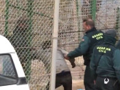 Instantània de l'acció de la Guardia Civil per expulsar immigrants