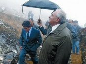 L'aleshores ministre Trillo i el seu homòleg turc al punt on es va estavellar l'avió