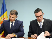 El director general de Medi Ambient i Sostenibilitat del Govern d’Andorra, Marc Rossell i el director de l’Agència de Residus de Catalunya (ARC), Josep Maria Tost, signant l'acord