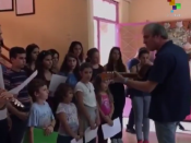 Nens grecs cantant l'Estaca