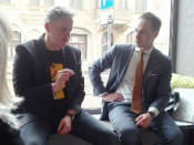 Otto Ozols i Martis Andžāns, en l'acte a una ubicació alternativa