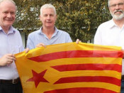 Els líders històrics del nacionalisme nord-irlandès, sostenint una estelada l'any passat en suport a Carme Forcadell: Martin McGuinness (mort fa uns dies), Seán Crowe i Gerry Adams