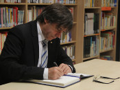 carles puigdemont, escrivint, llibre