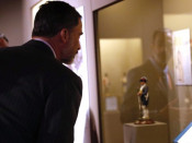 Felip VI mirant un dels objectes de l'exposició