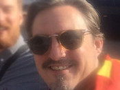 Daniel K., a la dreta, al costat dels dos companys que no van tenir problemes per accedir al Vicente Calderón