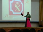 El guardia civil ensenyant a torejar
