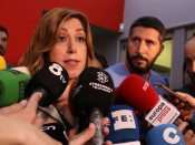 La candidata a secretària general del PSOE Susana Díaz atenent els mitjans de comunicació a la seu del PSC el 6 d'abril del 2017