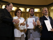 La ministra Dolors Montserrat, el conseller Antoni Comín i el tinent d'alcalde de Barcelona Jaume Collboni, amb l'actor Josep Maria Pou, alcen el dit polze en suport a la candidatura de Barcelona per acollir l'EMA