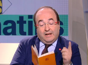 Miquel Iceta llegint la constitució espanyola en directe