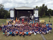 Foto de família de les entitats culturals participants a la 30a edició de l'aplec internacional de folklore català, a Ostrava (República Txeca).