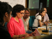 Imatge d'Anna Gabriel, Marta Rovira, Xavier Domènech, i Núria Parlon a l'inici del col·loqui 'L'esquerra a la cruïlla'