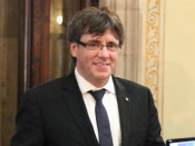El president de la Generalitat, Carles Puigdemont, camí del seu despatx al Parlament