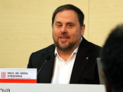 Imatge de lluny del vicepresident del Govern i conseller d'Economia i Hisenda, Oriol Junqueras, en una roda de premsa