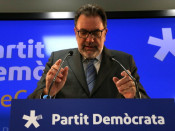 El portaveu del PDeCAT al Senat, Josep Lluís Cleries, agafant-se als micros de la sala de premsa del partit