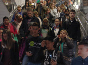 Imatge de les aglomeracions a les andanes i als trens de l'estació de la Sagrera durant una de les jornades de vaga al Metro de Barcelona