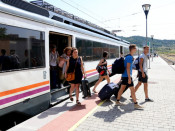 Pla general de passatgers baixant del tren a l'estació de Marçà-Falset de la R-15