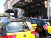 Imatge de l'accés principal a l'Estació de França amb una concentració de taxistes de la organització 'Elite' protestant per la política de llicències VTC