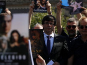 El president de la Generalitat, Carles Puigdemont, i els representants del sector audiovisual que mostren els cartells dels films finançats amb el cànon digital aquest