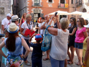 Un grup de turistes amb la seva guia, que porta penjat al coll un micròfon tot