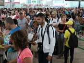 Gran pla general alçat de les cues de passatgers per superar el control de seguretat a la T1 de l'aeroport del Prat