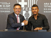 Josep Maria Bartomeu i Paulinho durant la presentació del jugador
