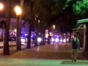 Frame d'un vídeo on es veuen les llums d'emergències de vehicles policials al passeig marítim de Cambrils