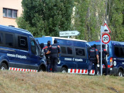 Un grup de Mossos durant l'escorcoll al bloc de Ripoll aquest 18 d'agost del 2017 en el marc de la investigació per l'atemptat