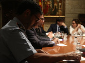 El major dels Mossos d'Esquadra, Josep Lluís Trapero, amb el president de la Generalitat, Carles Puigdemont, i l'alcaldessa de Barcelona, Ada Colau, en un moment del gabinet de crisi