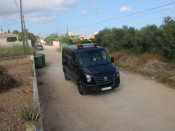 Una furgoneta funerària judicial marxant de la zona de la finca d'Alcanar Platja
