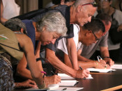 Un grup de ciutadans firmant el llibre de condolences al pati Gòtic de l'ajuntament de Barcelona