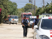 Un camió carregat de bombones de butà amb efectius dels Mossos d'Esquadra a la zona de la urbanització de Montecarlo d'Alcanar