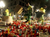 Operaris de l'Ajuntament de Barcelona, durant la retirada dels espais memorials de les Rambles