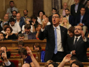 Imatge de Xavier Garcia-Albiol i Alejandro Fernández, del PP, protestant abans de la votació al Parlament de la modificació de l'ordre del dia