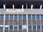 Pancarta que ha desplegat la CUP a la façana de l'Ajuntament